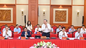 [Foto] Buró Político trabaja con Comités Permanentes de Comités del Partido de Hanói y de Ciudad Ho Chi Minh