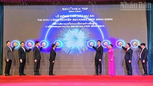 En la ceremonia de inicio de construcción de varios proyectos clave en el Parque Industrial–Urbano–de Servicios Becamex VSIP Binh Dinh. (Foto: Nhan Dan)