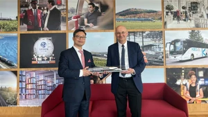 El embajador de Vietnam en Francia, Trinh Duc Hai, se reúne con Diego Díaz, presidente de SNCF International, filial de la Compañía Nacional de Ferrocarriles de Francia (SNCF). Foto: VNA