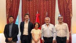La embajadora de Vietnam en Argentina, Ngo Minh Nguyet, y el presidente de la Confederación Latinoamericana y del Caribe de Trabajadores Estatales (CLATE), Julio Fuentes. (Foto: VNA)