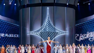 Yolina Lindquist, representante de Estados Unidos, es coronada Miss Cosmo 2025. (Foto: VNA)