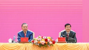 El secretario general del Partido Comunista de Vietnam, To Lam, y el secretario general del Partido Popular Revolucionario de Laos y presidente de la República, Thongloun Sisoulith, en el evento. (Foto: Nhan Dan)