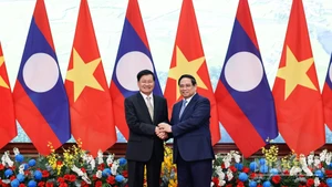 El primer ministro de Vietnam, Pham Minh Chinh, y el secretario general del Partido Popular Revolucionario de Laos (PPRL) y presidente del país, Thongloun Sisoulith. (Foto: Nhan Dan)