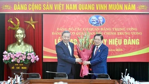 [Foto] Máximo dirigente partidista concede insignia por 45 años de membresía del PCV a Phan Dinh Trac
