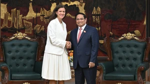 El primer ministro de Vietnam, Pham Minh Chinh, (derecha) y Mavi Zingoni, directora ejecutiva del negocio energético de la empresa estadounidense GE Vernova.
