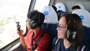 Turistas admiran la ciudad desde un helicóptero. (Linh Le)