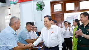 El presidente de la Asamblea Nacional, Tran Thanh Man, se reúne con votantes en la comuna de Ba Diem, Ciudad Ho Chi Minh. (Foto: VNA)