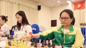 La Gran Maestra Hoang Thi Bao Tram acompaña al equipo vietnamita de ajedrez que participa en el Campeonato del Sudeste Asiático de 2025. (Foto: sggp.org.vn)