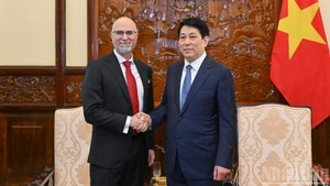 El presidente de Vietnam, Luong Cuong, y el embajador de Canadá, Shawn Perry Steil. 