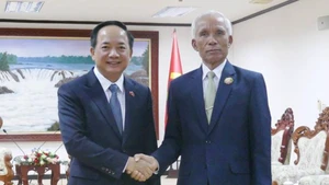 El secretario del Comité Central del Partido Comunista de Vietnam (PCV) y jefe de su Comisión de Propaganda y Movilización de Masas, Trinh Van Quyet, se reúne con Khamphan Pheuiyavong, secretario del Comité Central del Partido Popular Revolucionario de Laos y jefe de su Comisión de Propaganda y Capacitación. (Foto: VNA)