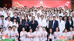 El primer ministro de Vietnam, Pham Minh Chinh, El premier con médicos y personal sanitario del Hospital Bach Mai. (Foto: Nhan Dan)