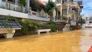 Las profundas inundaciones en las calles del barrio de Phan Dinh Phung, provincia de Thai Nguyen, a principios de octubre de 2025. (Foto: Nhan Dan)