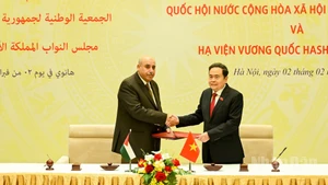 Ambos dirigentes firman el acuerdo de cooperación entre la Asamblea Nacional de Vietnam y la Cámara de Representantes de Jordania. (Foto: Nhan Dan)