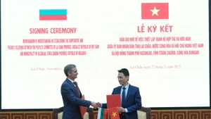 En la ceremonia de firma (Foto: baolaichau.vn)