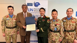 El Departamento de Mantenimiento de la Paz de Vietnam recibe certificado de reconocimiento de las Naciones Unidas. (Foto: Departamento de Mantenimiento de la Paz de Vietnam)