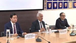 El embajador de Vietnam en India, Nguyen Thanh Hai, (izquierda) y el vicealmirante Pradeep Chauhan, director general de la Fundación Marítima Nacional de la India (centro), en el evento. (Foto: VNA)