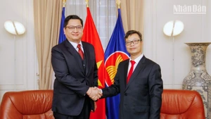 El embajador de Vietnam en Francia, Trinh Duc Hai, recibe a su homólogo laosiano, Kalamoungkhoune Souphanouvong. (Foto: Nhan Dan)