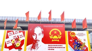 Pancartas y carteles promocionando las elecciones de los diputados a la Asamblea Nacional de Vietnam de la XVI legislatura. (Foto: hanoimoi.com)
