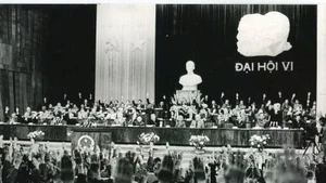 El VI Congreso del PCV delinea la política de la Renovación de Vietnam, un punto crucial en la construcción del socialismo. Foto: VNA
