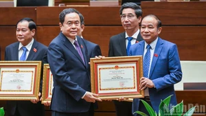[Foto] Entregan certificados de mérito del Comité Permanente de la Asamblea Nacional