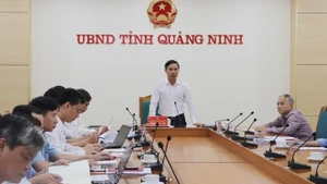 Pham Duc An, presidente del Comité Popular de Quang Ninh, habla en la reunión. (Foto: baoquangninh.vn)