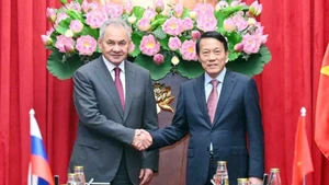 El ministro de Seguridad Pública de Vietnam, Luong Tam Quang (derecha), se reúne con Sergei Shoigu, secretario del Consejo de Seguridad de Rusia. (Foto: VNA)