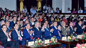 [Foto] Dirigentes vietnamitas asisten a ceremonia por el 80º aniversario del Día tradicional del sector cultural