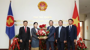 El Ministerio de Finanzas de Laos y el Comité de Cooperación Laos-Vietnam entregan flores al embajador vietnamita en Vientián, Nguyen Minh Tam, para felicitarlo por el 80º Día Nacional de Vietnam. (Foto: VNA)