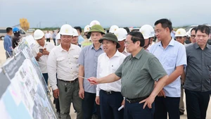 El primer ministro Pham Minh Chinh inspecciona importantes proyectos de infraestructura en la provincia de Quang Tri. (Foto: VNA)