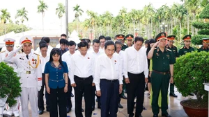 El presidente de la Asamblea Nacional de Vietnam, Tran Thanh Man, junto con una delegación, rinde homenaje en el sitio histórico nacional de Nga Ba Giong. (Foto: VNA)