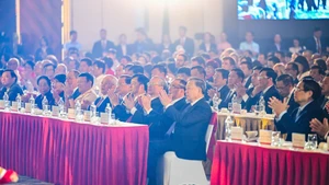 Asisten al evento el secretario general del Partido Comunista de Vietnam, To Lam, el primer ministro Pham Minh Chinh, el presidente de la Asamblea Nacional Tran Thanh Man, anteriores y actuales dirigentes del Partido y del Estado, así como titulares de comités, ministerios, sectores, localidades y empresas.