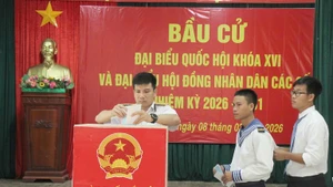 Los electores en la zona especial de Truong Sa ejercen su derecho al voto. (Foto: Nhan Dan)