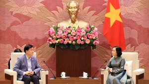 La vicepresidenta de la Asamblea Nacional de Vietnam, Nguyen Thi Thanh, recibe Kim Hak-Min, presidente del Consejo Asesor de Ética del Parlamento surcoreano. (Foto: VNA)