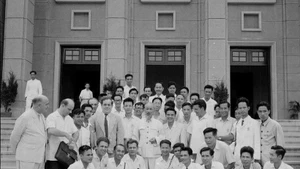 El Presidente Ho Chi Minh y los periodistas. (Foto: VNA)