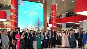 Representantes de la comunidad vietnamita en el exterior asisten al coloquio titulado “Promoción de los recursos de la diáspora para aprovechar los logros de la Cuarta Revolución Industrial en favor del desarrollo de Ciudad Ho Chi Minh”. (Foto: qdnd.vn)