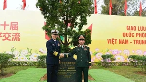 El ministro de Defensa de Vietnam, Phan Van Giang, y su homólogo chino, Dong Jun. (Foto: qdnd.vn)