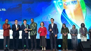 Thai Anh Tuan, director general de Simexco Daklak (el tercero desde la izquierda), recibe el galardón durante la ceremonia de premiación. 
