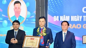 Nguyen Trong Nghia, miembro del Buró Político, secretario del Comité Central del Partido Comunista y jefe de su Comisión de Información y Movilización de Masas (derecha), y Nguyen Dac Vinh, presidente de la Comisión de Cultura y Educación de la Asamblea Nacional, entregan el Premio Ly Tu Trong. (Foto: Comité Central de la Unión de Jóvenes Comunistas Ho Chi Minh)