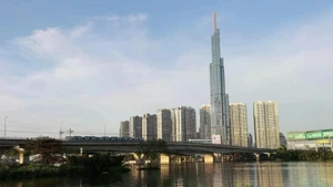 Los trenes de la línea del metro 1 pasan por debajo del puente de Saigón, conectando el distrito de Binh Thanh con la ciudad de Thu Duc. (Foto: VNA)