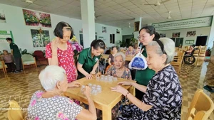 Las personas mayores reciben atención de salud en el Centro de actividades y cuidado para ancianos Genki House. (Foto: VNA)
