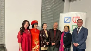 La artista Hoang Thi Kieu Anh (segunda desde la izquierda) posa para una foto junto al embajador de Vietnam en Eslovaquia, Pham Truong Giang (primero desde la derecha) y otros invitados. (Foto: VNA)