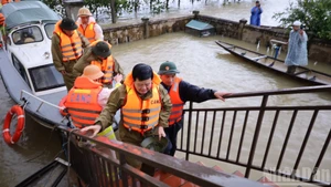 El viceprimer ministro Mai Van Chinh visita a los habitantes en la comuna de Dien Sanh, en la provincia de Quang Tri.