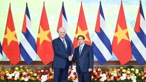 El primer ministro de Vietnam, Pham Minh Chinh, recibe al primer secretario del Comité Central del Partido Comunista de Cuba y presidente de la República, Miguel Díaz-Canel Bermúdez. (Foto: Nhan Dan)
