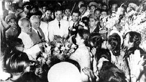 El Presidente Ho Chi Minh no solo fue el ministro de Relaciones Exteriores, sino que sentó las bases de la diplomacia moderna de Vietnam. En la foto: El Presidente Ho Chi Minh y el pueblo de Hanói dieron la bienvenida a Kliment Voroshilov, presidente del Presídium del Sóviet Supremo de la Unión Soviética, en su visita a Vietnam, el 20 de mayo de 1957. (Foto: VNA)