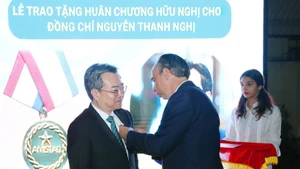 El embajador cubano Rogelio Polanco Fuentes entrega la Orden de la Amistad a Nguyen Thanh Nghi, miembro del Comité Central del Partido Comunista de Vietnam y jefe de su Comisión de Políticas y Estrategias. (Foto: VNA)