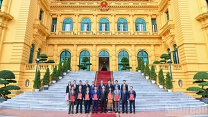 [Foto] Presidente vietnamita entrega decisiones sobre la concesión de títulos y el nombramiento de embajadores