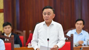 El miembro del Buró Político e integrante permanente del Secretariado del Comité Central del PCV, Tran Cam Tu, habla en la cita. (Foto: Nhan Dan)