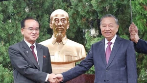 [Foto] Líder partidista vietnamita asiste al acto inaugural del busto de Presidente Ho Chi Minh en Pyongyang