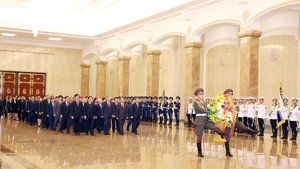 El secretario general del Partido Comunista de Vietnam, To Lam, y una delegación de alto nivel del país indochino rinden en homenaje a Kim Il Sung, expresidente de Corea del Norte, y a Kim Jong Il, exsecretario general del PTC, en el Palacio del Sol Kumsusan, en Pyongyang. (Foto: VNA)