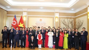 El secretario general del Partido Comunista de Vietnam, To Lam, junto con una delegación de alto nivel, visita la Embajada de Hanói en Pyongyang. (Foto: VNA)